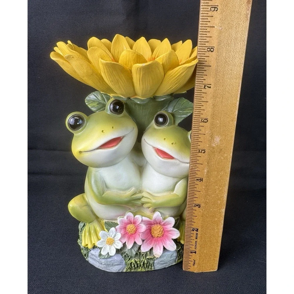 Decorative Whimsical Frogs Under Sunflower Statue/Decor/Small Birdfeeder